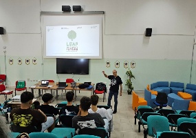 Settimana della Scienza 2025 - I ricercatori Sotacarbo presso l'Istituto Gramsci-Amaldi di Carbonia Settimana della Scienza 2025 - I ricercatori Sotacarbo presso l'Istituto Gramsci-Amaldi di Carbonia