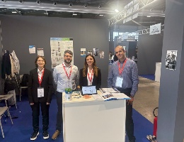 I ricercatori Sotacarbo alla Fiera Idrogeno 2026: Elisabetta Fenu, Andrea Ruggiu, Federica Dessì, Alessandro Orsini I ricercatori Sotacarbo alla Fiera Idrogeno 2026: Elisabetta Fenu, Andrea Ruggiu, Federica Dessì, Alessandro Orsini