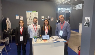 I ricercatori Sotacarbo alla Fiera Idrogeno 2026: Elisabetta Fenu, Andrea Ruggiu, Federica Dessì, Alessandro Orsini I ricercatori Sotacarbo alla Fiera Idrogeno 2026: Elisabetta Fenu, Andrea Ruggiu, Federica Dessì, Alessandro Orsini