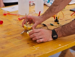 Esperimento del limone come batteria Esperimento del limone come batteria