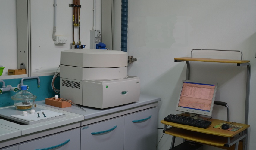 Termogravimetro (TGA) per analisi immediata dei combustibili