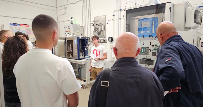 Gli studenti dell'I.I.S. Gramsci-Amaldi illustrano i laboratori Sotacarbo ai visitatori durante Monumenti Aperti 2025. Gli studenti dell'I.I.S. Gramsci-Amaldi illustrano i laboratori Sotacarbo ai visitatori durante Monumenti Aperti 2025.