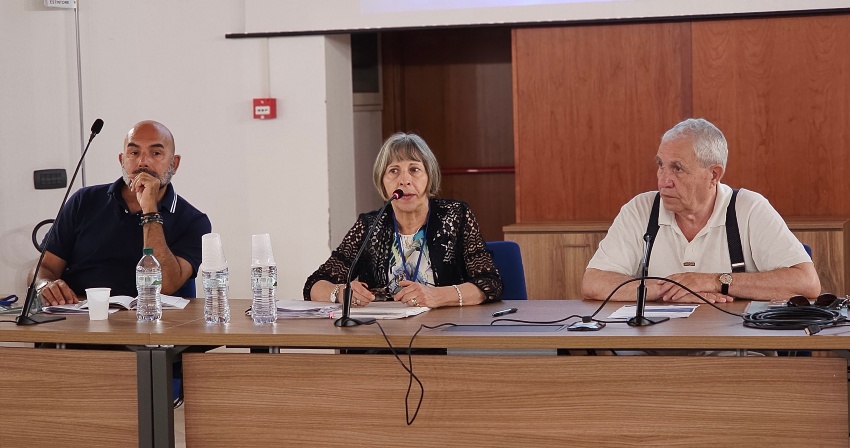 Da sinistra: Dott. Giuseppe Lenigno, responsabile del settore efficienza, risparmio, incentivi dell’Assessorato dell’Industria; Dott.ssa Cinzia Laconi, direttrice dell’Assessorato dell’Industria (Servizio energia ed economia verde) ; Ing. Mario Porcu, Amministratore Unico Sotacarbo. Da sinistra: Dott. Giuseppe Lenigno, responsabile del settore efficienza, risparmio, incentivi dell’Assessorato dell’Industria; Dott.ssa Cinzia Laconi, direttrice dell’Assessorato dell’Industria (Servizio energia ed economia verde) ; Ing. Mario Porcu, Amministratore Unico Sotacarbo.