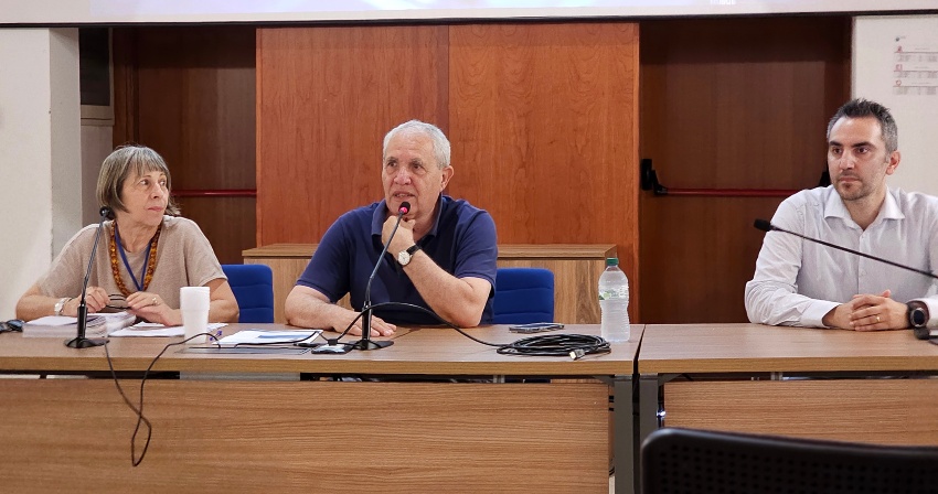 Da sinistra: Dott.ssa Cinzia Laconi, direttrice dell’Assessorato dell’Industria (Servizio energia ed economia verde) ; Ing. Mario Porcu, Amministratore Unico Sotacarbo; Ing. Daniele Battaglia, ricercatore Sotacarbo.   Da sinistra: Dott.ssa Cinzia Laconi, direttrice dell’Assessorato dell’Industria (Servizio energia ed economia verde) ; Ing. Mario Porcu, Amministratore Unico Sotacarbo; Ing. Daniele Battaglia, ricercatore Sotacarbo.