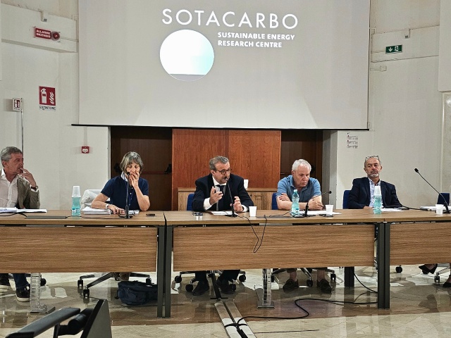 Da sinistra: Nunzio Gesualdi, Senior Project Manager Eutalia S.r.l.; Dott.ssa Cinzia Laconi, direttrice dell’Assessorato dell’Industria (Servizio energia ed economia verde); On. Emanuele Cani, Assessore Regionale dell'Industria; Ing. Mario Porcu, Amministratore Unico Sotacarbo; Alessandro Broccatelli, AD Leganet; Federica Console, Manager KPMG Advisory S.p.A. Da sinistra: Nunzio Gesualdi, Senior Project Manager Eutalia S.r.l.; Dott.ssa Cinzia Laconi, direttrice dell’Assessorato dell’Industria (Servizio energia ed economia verde); On. Emanuele Cani, Assessore Regionale dell'Industria; Ing. Mario Porcu, Amministratore Unico Sotacarbo; Alessandro Broccatelli, AD Leganet; Federica Console, Manager KPMG Advisory S.p.A.