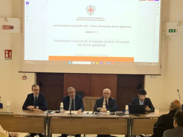 Da sinistra: Pietro Morittu (sindaco di Carbonia), On. Emanuele Cani (Assessore regionale all'industria), Mario Porcu (Amministratore Unico Sotacarbo), Massimo Carboni (Direttore generale Assessorato regionale all'industria). Da sinistra: Pietro Morittu (sindaco di Carbonia), On. Emanuele Cani (Assessore regionale all'industria), Mario Porcu (Amministratore Unico Sotacarbo), Massimo Carboni (Direttore generale Assessorato regionale all'industria).