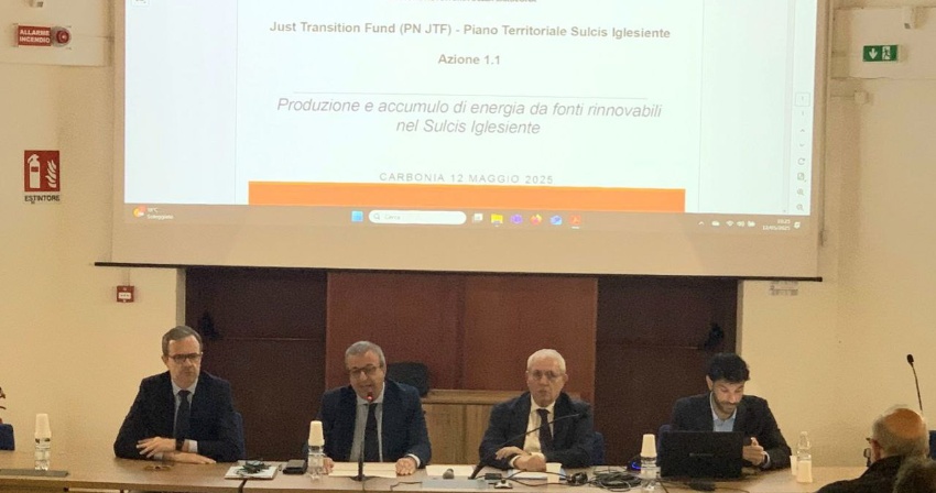 Da sinistra: Pietro Morittu (sindaco di Carbonia), On. Emanuele Cani (Assessore regionale all'industria), Mario Porcu (Amministratore Unico Sotacarbo), Massimo Carboni (Direttore generale Assessorato regionale all'industria). Da sinistra: Pietro Morittu (sindaco di Carbonia), On. Emanuele Cani (Assessore regionale all'industria), Mario Porcu (Amministratore Unico Sotacarbo), Massimo Carboni (Direttore generale Assessorato regionale all'industria).