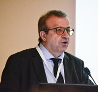 Immagine che contiene Viso umano, vestiti, persona, abito