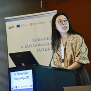 Immagine che contiene computer, Viso umano, vestiti, interno