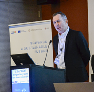 Immagine che contiene vestiti, computer, interno, Viso umano