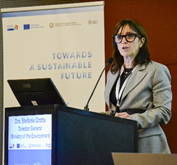 Immagine che contiene computer, vestiti, interno, persona

Il contenuto generato dall'IA potrebbe non essere corretto.