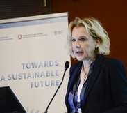 Immagine che contiene Viso umano, vestiti, microfono, persona