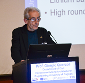 Immagine che contiene vestiti, Viso umano, computer, persona