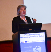 Immagine che contiene Viso umano, vestiti, Parlare in pubblico, Discorso