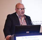 Immagine che contiene Viso umano, persona, computer, vestiti