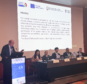 Immagine che contiene testo, interno, vestiti, uomo