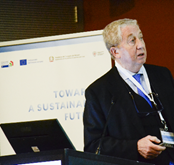 Immagine che contiene persona, computer, vestiti, computer