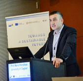 Immagine che contiene testo, vestiti, persona, interno