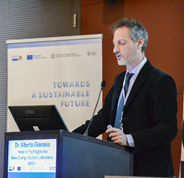 Immagine che contiene testo, computer, persona, interno