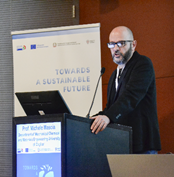 Immagine che contiene vestiti, testo, computer, computer