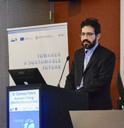 Immagine che contiene interno, testo, computer, vestiti

Il contenuto generato dall'IA potrebbe non essere corretto.