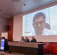 Immagine che contiene interno, muro, uomo, Viso umano