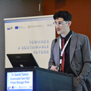 Immagine che contiene vestiti, testo, persona, computer