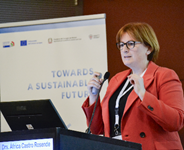 Immagine che contiene computer, vestiti, persona, interno