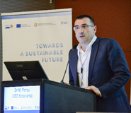 Immagine che contiene computer, interno, persona, vestiti

Il contenuto generato dall'IA potrebbe non essere corretto.