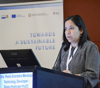 Immagine che contiene testo, Viso umano, vestiti, computer