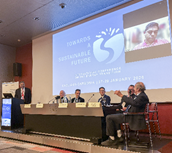 Immagine che contiene testo, interno, arredo, uomo