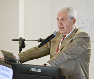 Immagine che contiene persona, vestiti, microfono, interno