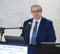 Immagine che contiene vestiti, abito, persona, Viso umano