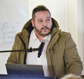 Immagine che contiene vestiti, Viso umano, persona, interno