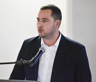 Immagine che contiene vestiti, persona, Viso umano, uomo