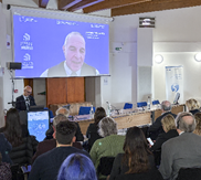 Immagine che contiene vestiti, interno, Viso umano, persona