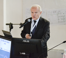 Immagine che contiene microfono, abito, persona, vestiti