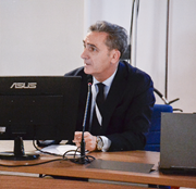 Immagine che contiene persona, interno, vestiti, computer