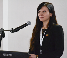 Immagine che contiene vestiti, Viso umano, persona, Apparecchiature audio