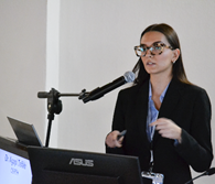 Immagine che contiene microfono, persona, vestiti, computer