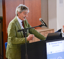 Immagine che contiene vestiti, persona, microfono, interno