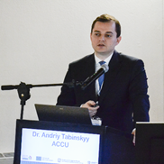 Immagine che contiene vestiti, persona, abito, microfono