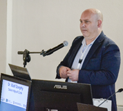 Immagine che contiene persona, microfono, computer, computer