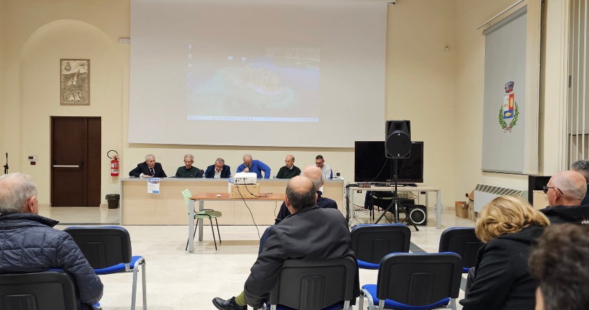 Da sinistra: Ing. Mario Porcu (Amministratore unico Sotacarbo), Prof. Giorgio Querzoli e Dott. Vincenzo Tiana (Legambiente), On. Emanuele Cani (Assessore regionale all'industria), Dott. Roberto Orlandini (Presidente Associazione Su Marchesu) e Dott. Ignazio Atzori (Sindaco di Portoscuso) Da sinistra: Ing. Mario Porcu (Amministratore unico Sotacarbo), Prof. Giorgio Querzoli e Dott. Vincenzo Tiana (Legambiente), On. Emanuele Cani (Assessore regionale all'industria), Dott. Roberto Orlandini (Presidente Associazione Su Marchesu) e Dott. Ignazio Atzori (Sindaco di Portoscuso)