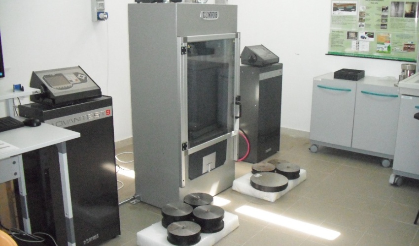 Macchina per prove di compressione monoassiali e triassiali su roccia