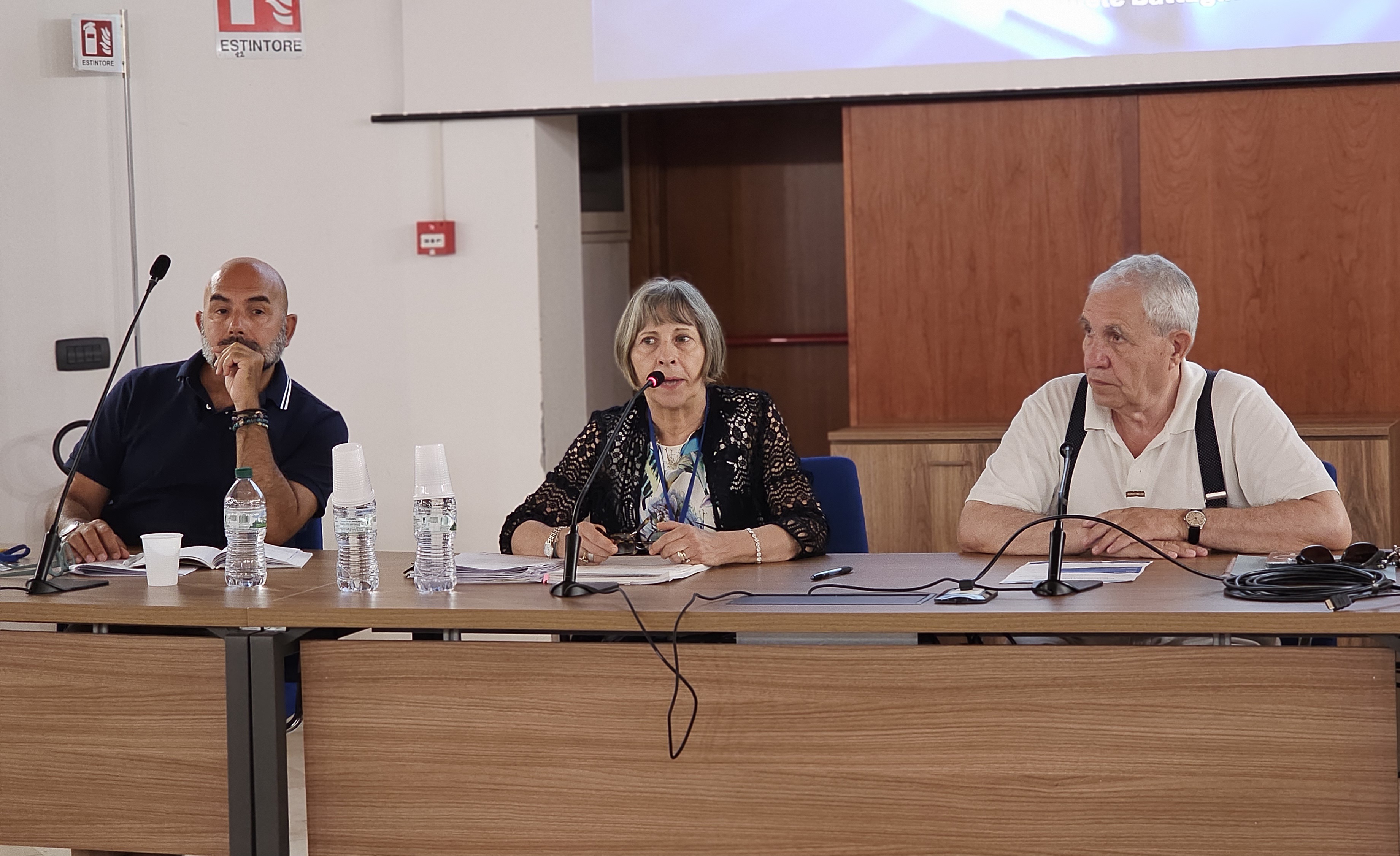 Da sinistra: Dott. Giuseppe Lenigno, responsabile del settore efficienza, risparmio, incentivi dell’Assessorato dell’Industria; Dott.ssa Cinzia Laconi, direttrice dell’Assessorato dell’Industria (Servizio energia ed economia verde) ; Ing. Mario Porcu, Amministratore Unico Sotacarbo.