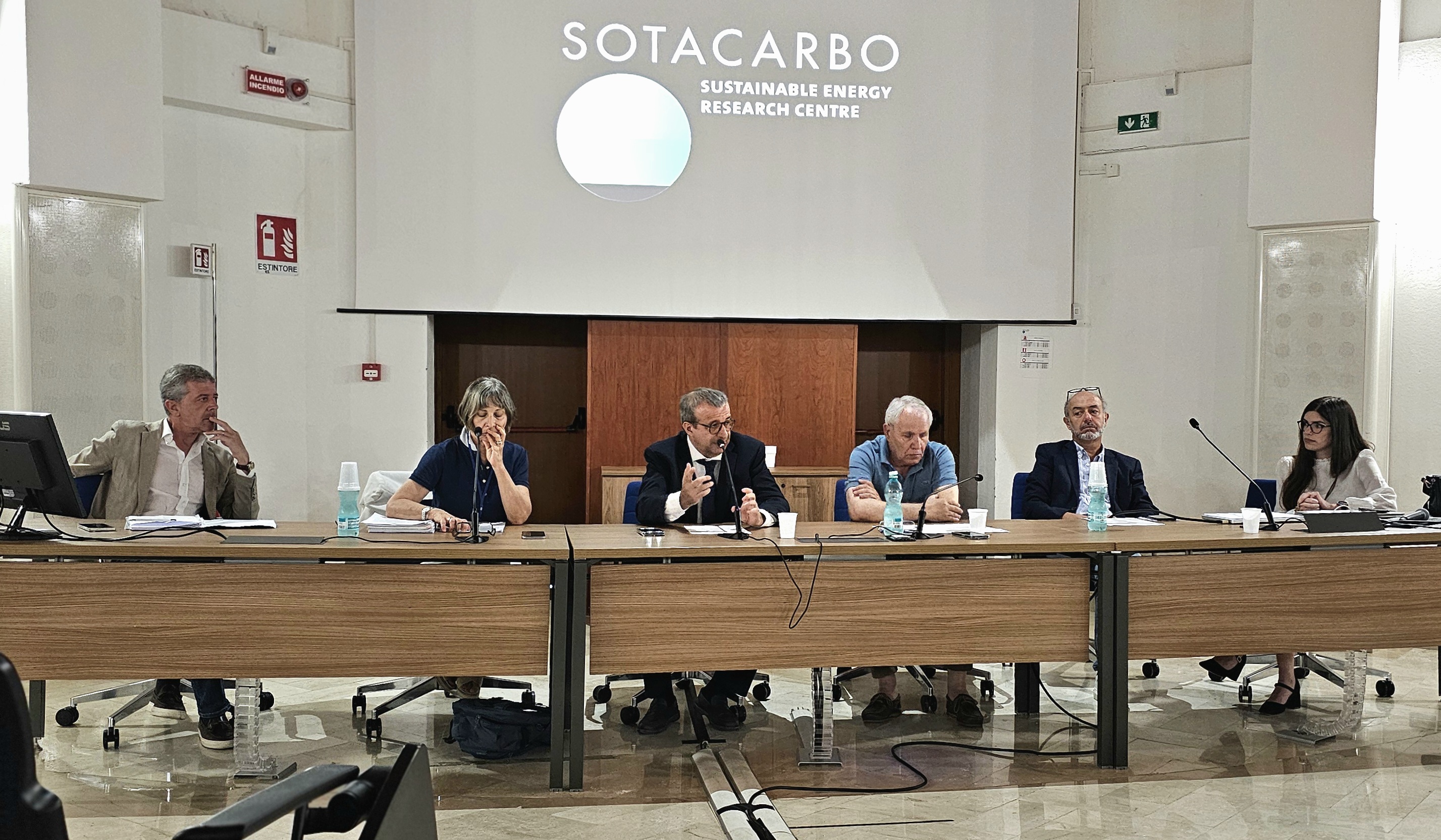 Da sinistra: Nunzio Gesualdi, Senior Project Manager Eutalia S.r.l.; Dott.ssa Cinzia Laconi, direttrice dell’Assessorato dell’Industria (Servizio energia ed economia verde); On. Emanuele Cani, Assessore Regionale dell'Industria; Ing. Mario Porcu, Amministratore Unico Sotacarbo; Alessandro Broccatelli, AD Leganet; Federica Console, Manager KPMG Advisory S.p.A.