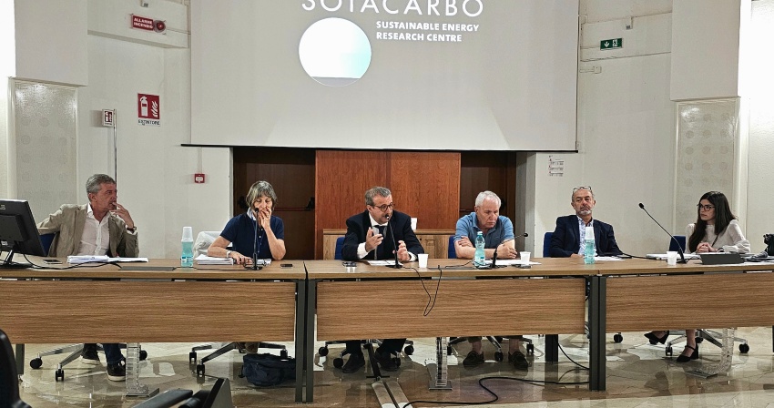 Da sinistra: Nunzio Gesualdi, Senior Project Manager Eutalia S.r.l.; Dott.ssa Cinzia Laconi, direttrice dell’Assessorato dell’Industria (Servizio energia ed economia verde); On. Emanuele Cani, Assessore Regionale dell'Industria; Ing. Mario Porcu, Amministratore Unico Sotacarbo; Alessandro Broccatelli, AD Leganet; Federica Console, Manager KPMG Advisory S.p.A. Da sinistra: Nunzio Gesualdi, Senior Project Manager Eutalia S.r.l.; Dott.ssa Cinzia Laconi, direttrice dell’Assessorato dell’Industria (Servizio energia ed economia verde); On. Emanuele Cani, Assessore Regionale dell'Industria; Ing. Mario Porcu, Amministratore Unico Sotacarbo; Alessandro Broccatelli, AD Leganet; Federica Console, Manager KPMG Advisory S.p.A.