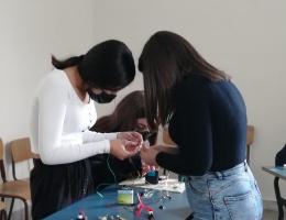 L'energia elettrica? Un gioco da ragazzi L'energia elettrica? Un gioco da ragazzi