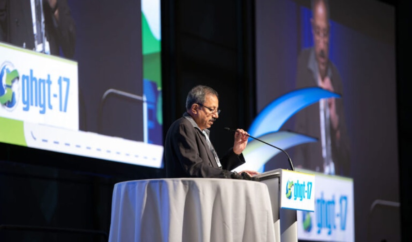 Kelly Thambimuthu (Presidente del IEA Greenhouse Gas R&D Programme) durante la giornata di apertura del GHGT-17. Foto di Rebecca Hardcastle per concessione di https://ieaghg.org/